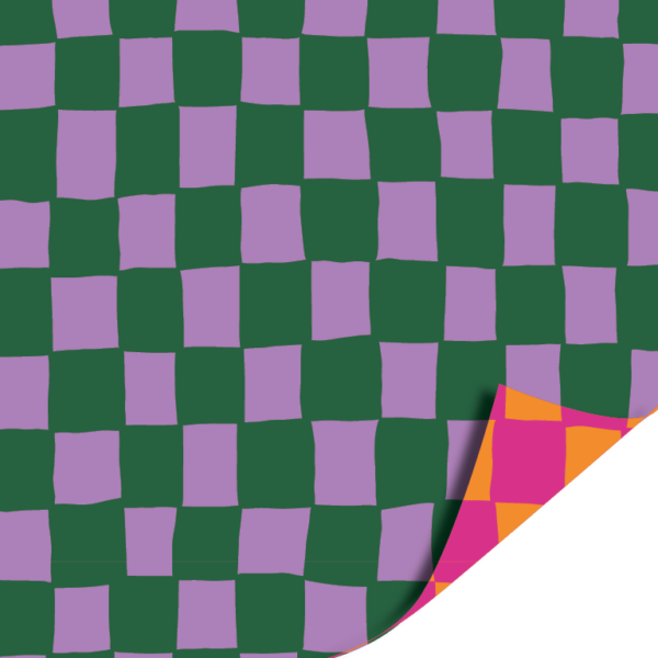 afbeelding van geblokt cadeaupapier paars met groen, dubbelzijdig, de binnenkant is roze met oranje