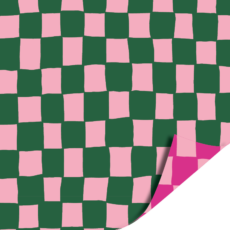 afbeelding van geblokt cadeaupapier roze met groen, dubbelzijdig, de binnenkant is donkerroze met lichtroze