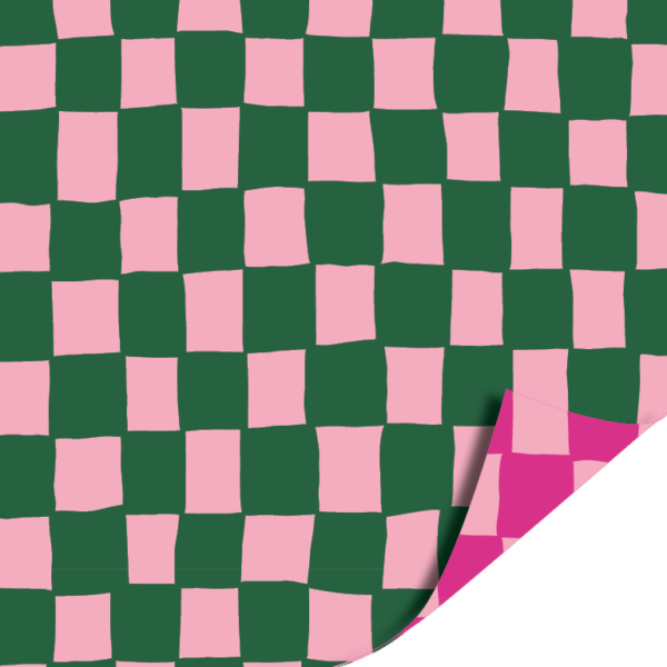 afbeelding van geblokt cadeaupapier roze met groen, dubbelzijdig, de binnenkant is donkerroze met lichtroze
