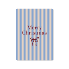 Een blauw ecru gestreepte kaart met afgeronde hoeken en de tekst Merry Christmas in het bordeaux met een strik
