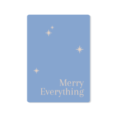 Lichtblauwe kaart met afgeronde hoeken en in het ecru de tekst Merry Everything en sterren
