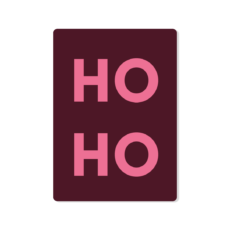 Bordeauxrode kerstkaart met afgeronde hoeken en heel groot de tekst HO HO in het roze