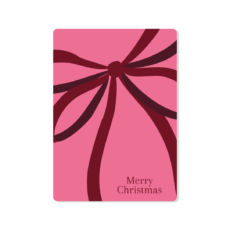 Een roze kaart met een bordeauxrode strik en de tekst Merry Christmas