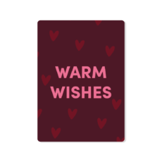 Een bordeauxrode kaart met rode hartjes en in het roze de tekst Warm Wishes