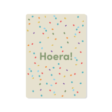 Beige kaart met afgeronde hoeken de tekst Hoera, en heel veel confetti