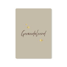 Beige kaart met afgeronde hoeken en de tekst Gecondoleerd in het bruin met gouden sterretjes in goudfolie