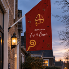 Een rode kioskvlag aan de gevel van een huis met Sinterklaas illustraties en in het midden de tekst Hier wonen en de namen van de kinderen